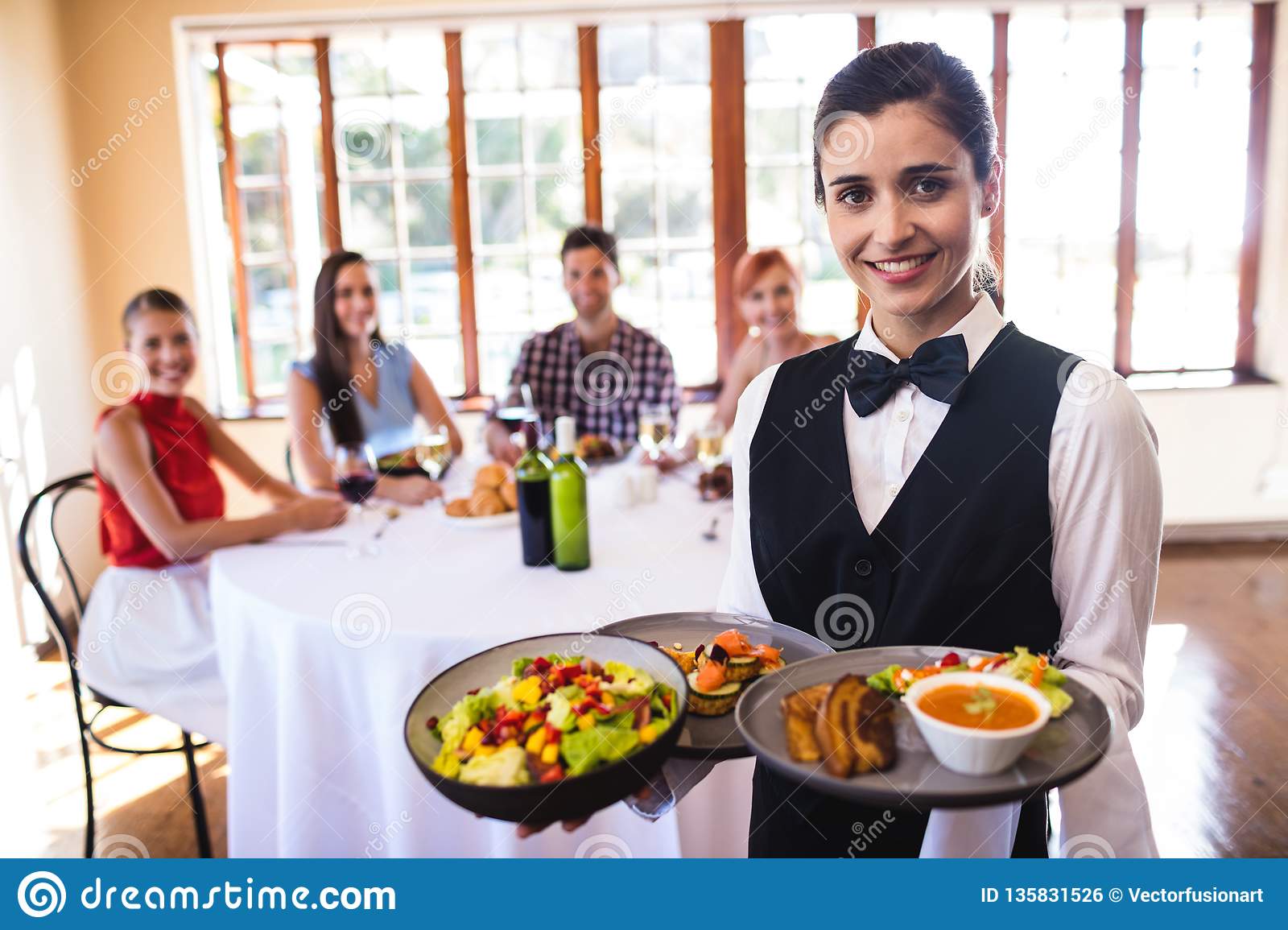 Pengertian Waitress, Fungsi dan Tanggung Jawab Waitress